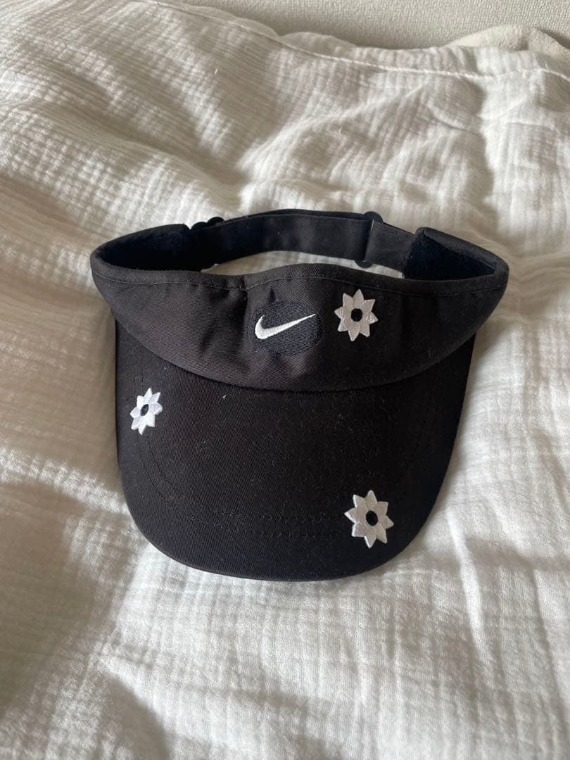 Nike 花刺繍 バイザー 黒