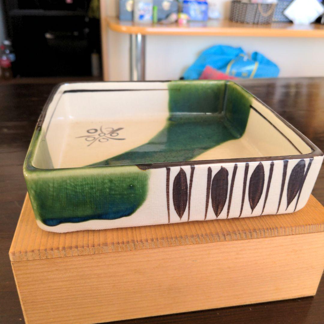 青緑の幾何学模様陶器皿