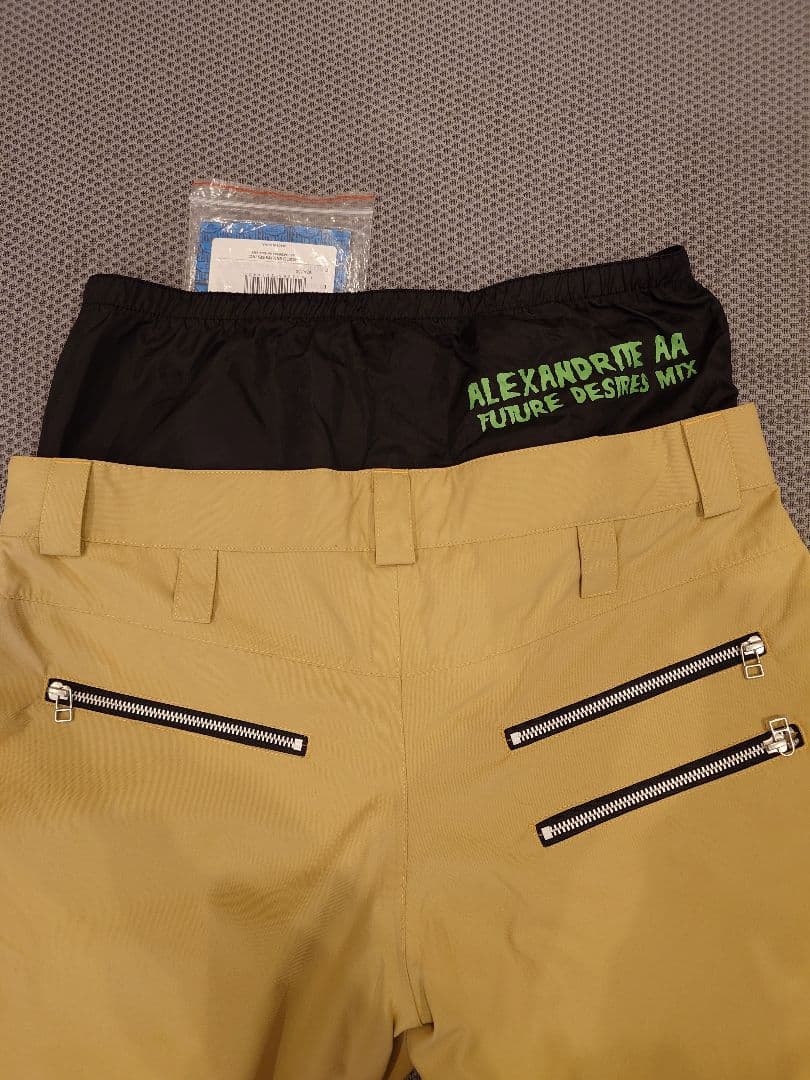 新品ダブルエー AA ALEXANDRITE スノーボードパンツ マスタード色？