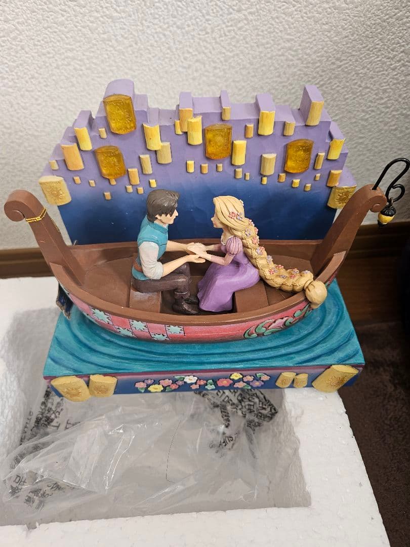 ディズニー　ショウケース　ラプンツェル　フィギュア　ライト付き