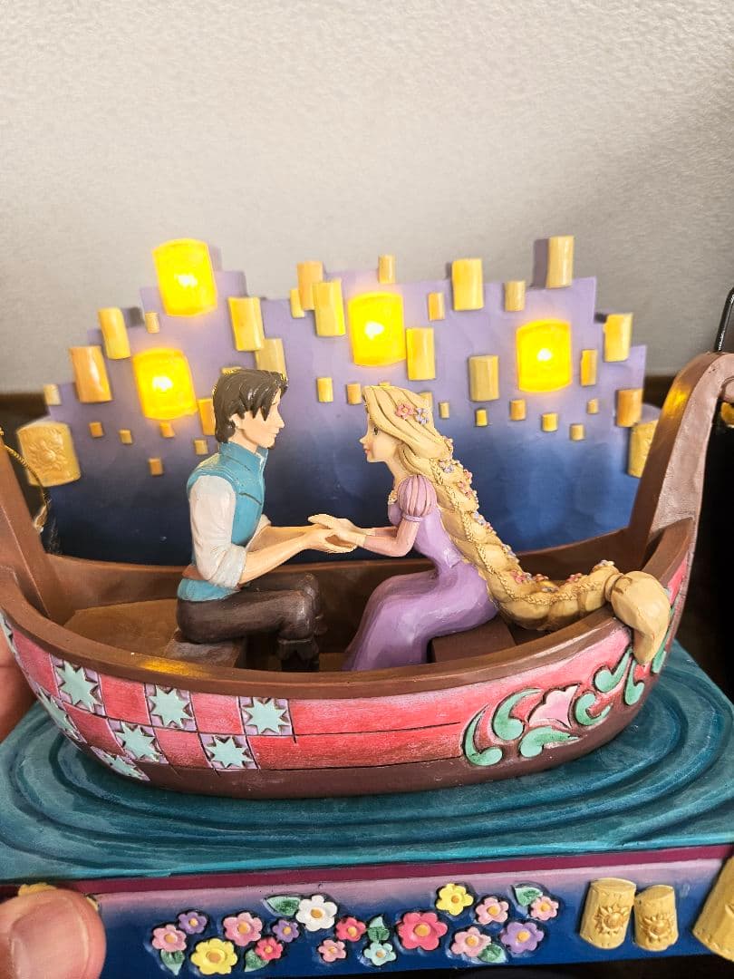 ディズニー　ショウケース　ラプンツェル　フィギュア　ライト付き