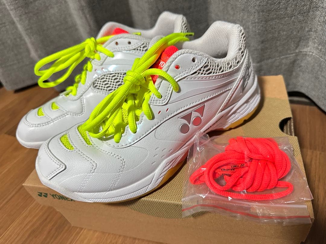 ヨネックス バドミントンシューズ ホワイト/イエロー/オレンジ