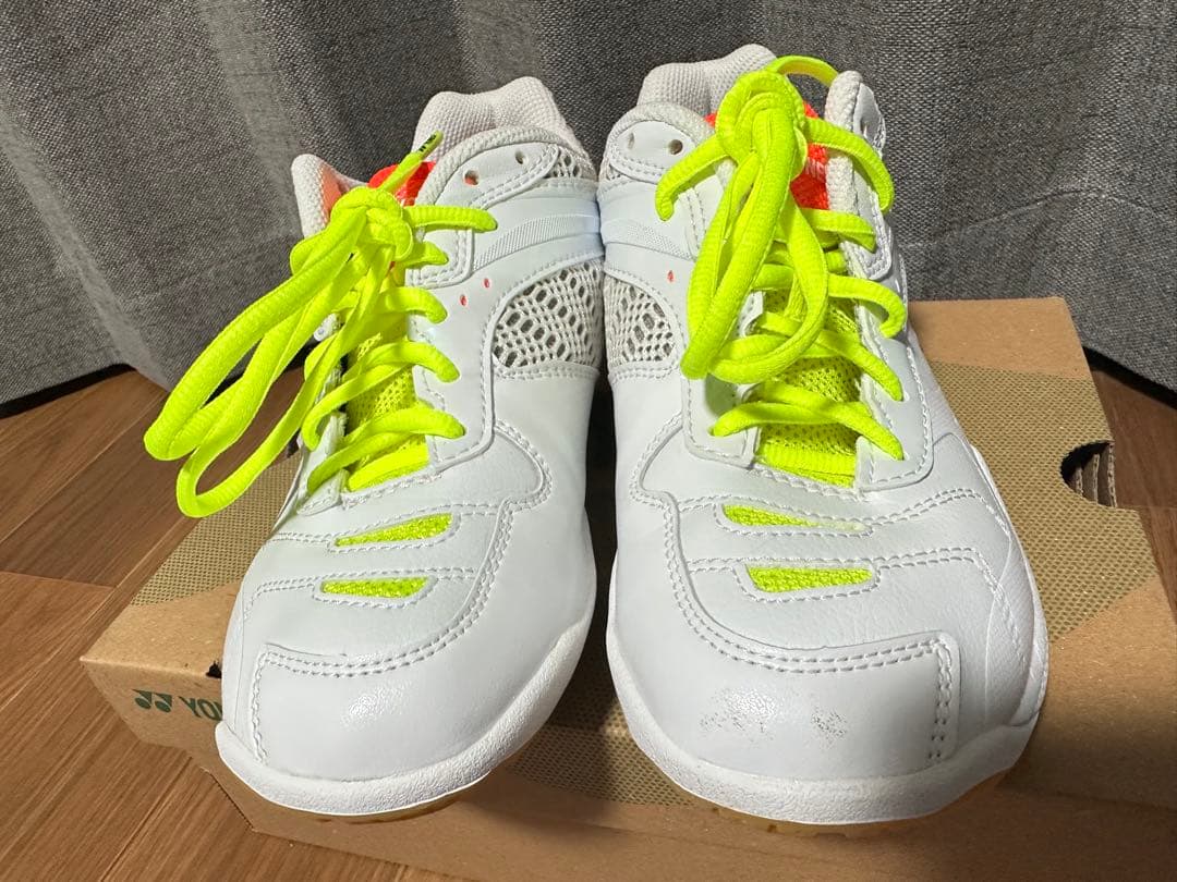 ヨネックス バドミントンシューズ ホワイト/イエロー/オレンジ