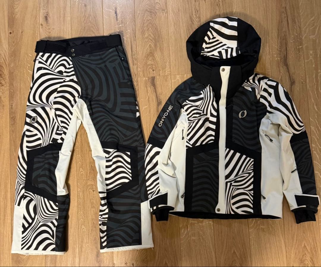 オンヨネ　スキーウェア　ゼブラ柄　上下Sサイズ