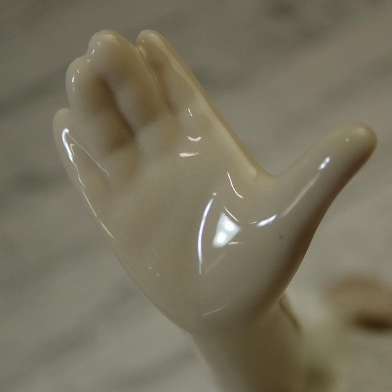 RU-6400 ＮＡＯ フィギュリン あくびをする少女