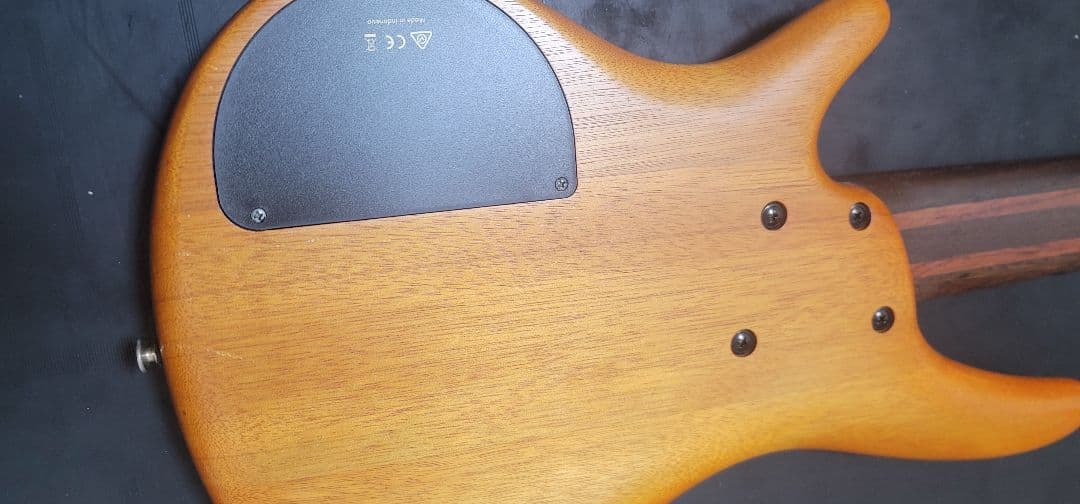 エレキベース6弦