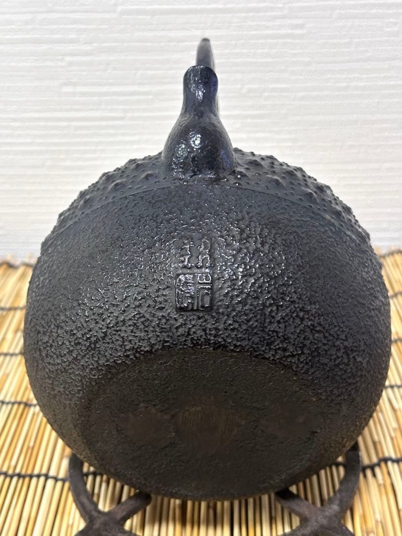 未使用保管品、供箱、付属品付　南部岩鋳造　１８型小槌亀甲　南部鉄瓶　南部鉄器