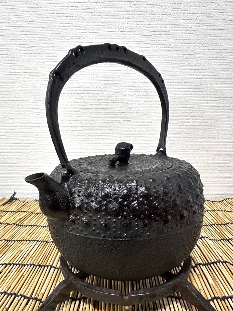 未使用保管品、供箱、付属品付　南部岩鋳造　１８型小槌亀甲　南部鉄瓶　南部鉄器