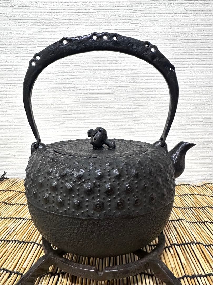 未使用保管品、供箱、付属品付　南部岩鋳造　１８型小槌亀甲　南部鉄瓶　南部鉄器