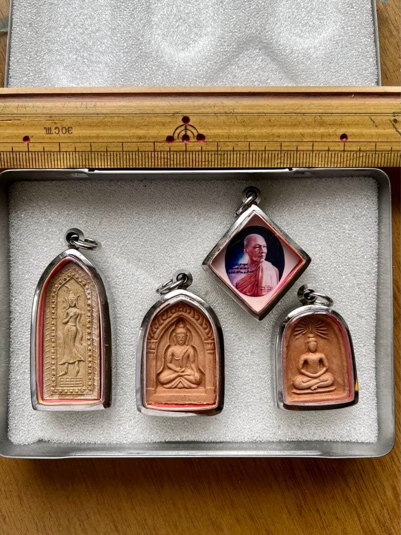 タイ 高僧ルアンプー・ジュア（ナコンパトム県） お守り４点 プラクルアン