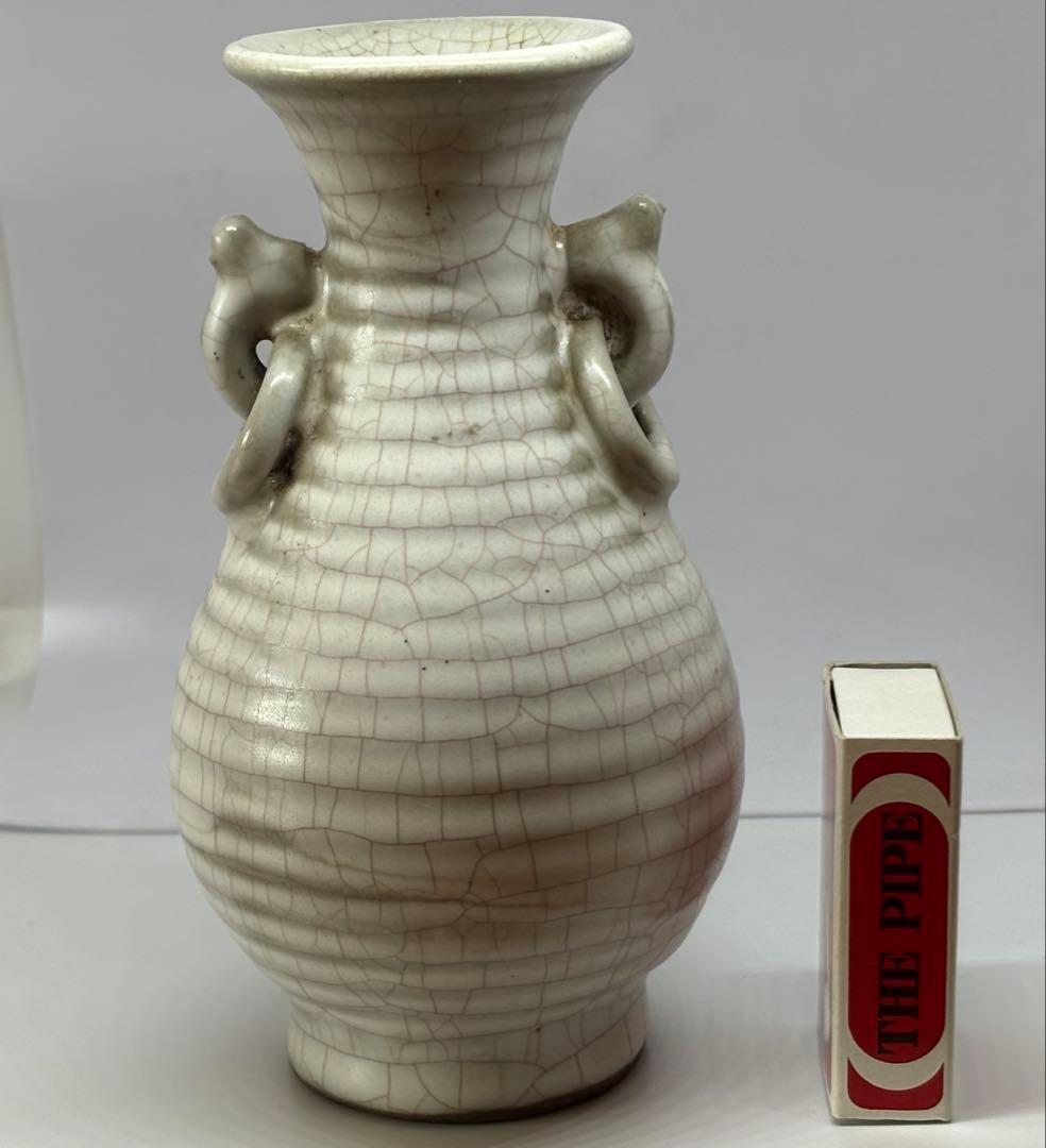 ひび割れ模様の取っ手付き花瓶