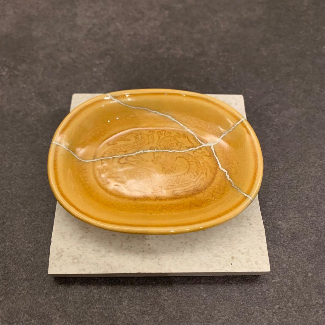 珉平焼 黄釉浮彫龍紋小判皿　銀継ぎ