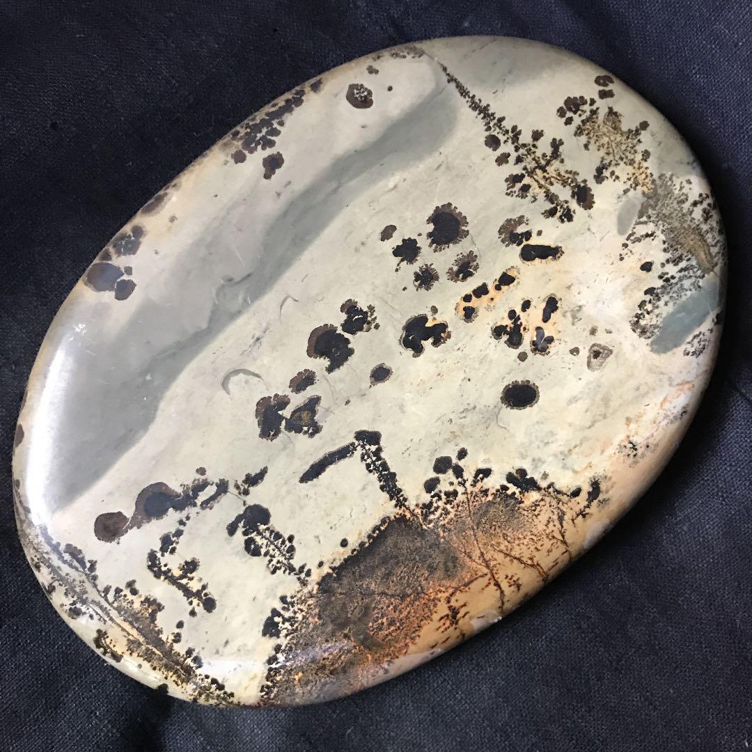 自然界の作用で不思議な心象風景が描かれた鑑賞石　台座付き