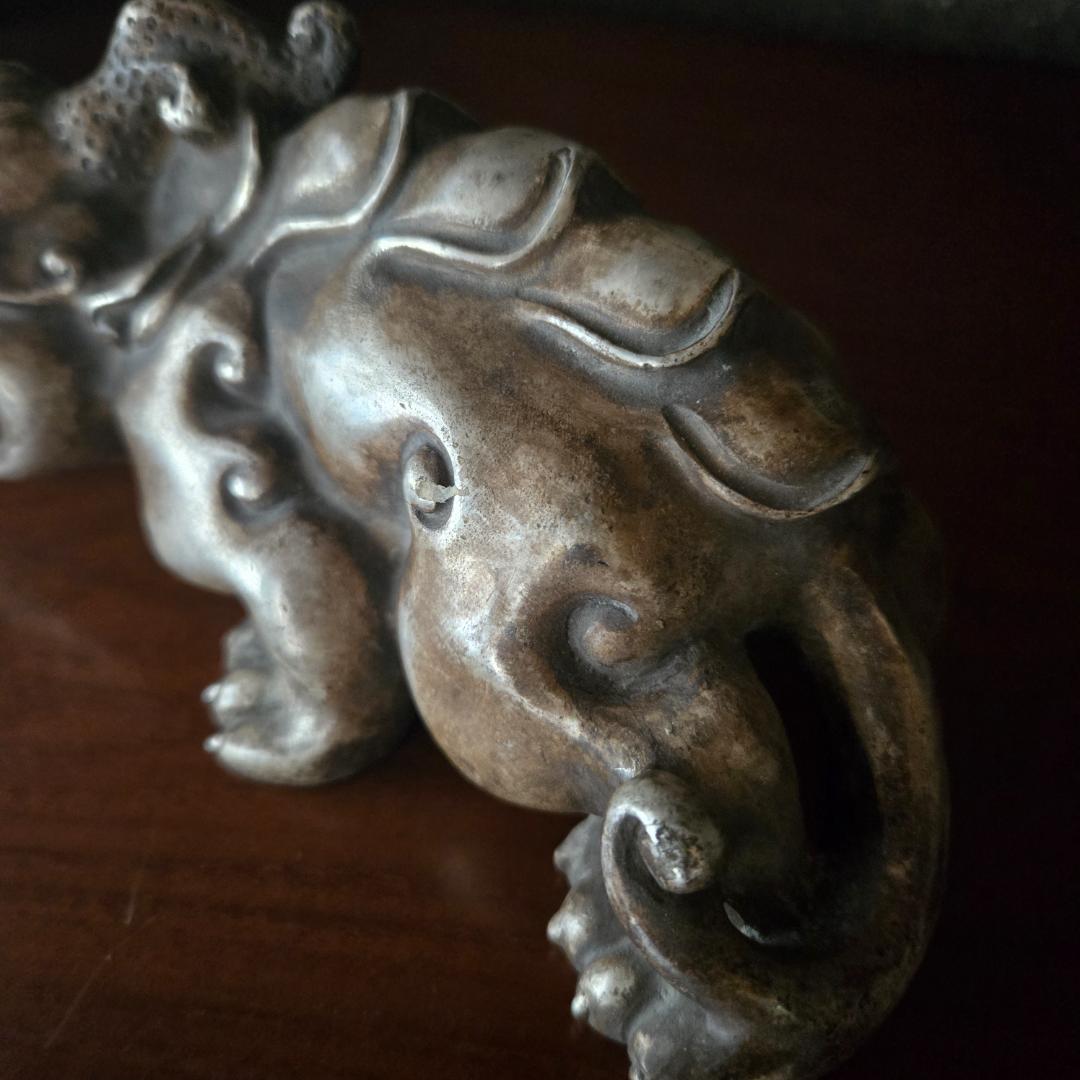 旧蔵銀製古董貔貅置物。包漿豊かにして自然な経年を示し、鎮宅辟邪の意を持つ佳品。