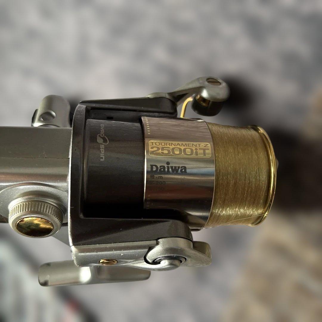 Daiwa トーナメントZ 2500iTスピニングリール 収納ケース付き