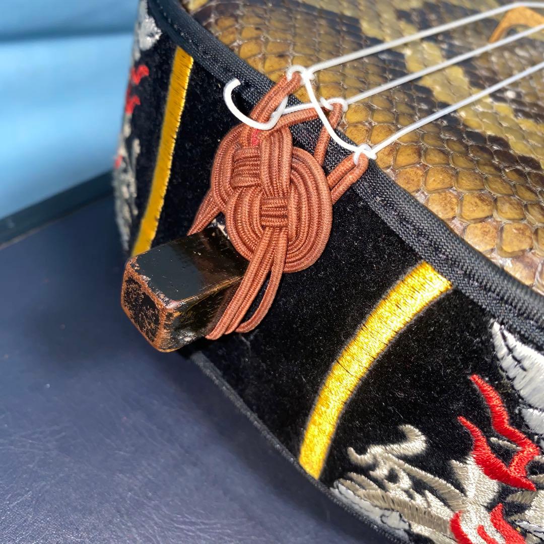 沖縄民族楽器　三線本体 強化張り蛇皮製 付属品　鍵付きハードケース