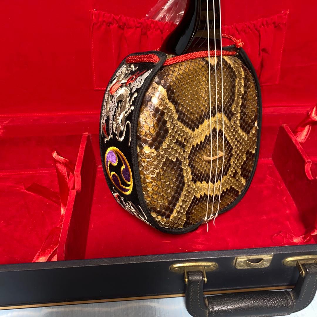 沖縄民族楽器　三線本体 強化張り蛇皮製 付属品　鍵付きハードケース