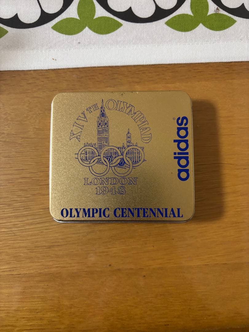 アディダス　オリンピック記念ピンバッジ