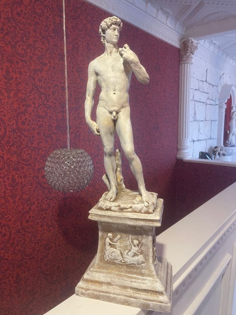 ダビデ像(ミケランジェロ)高さ:60 cm ローマの台座の上の彫像