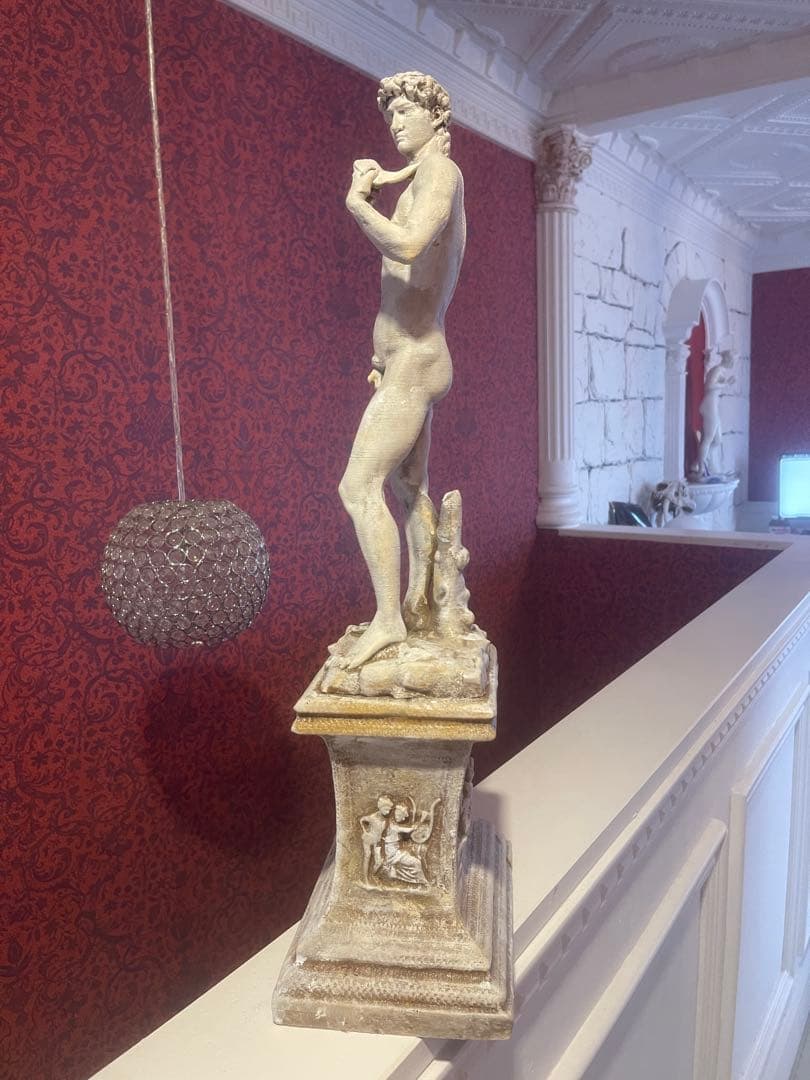 ダビデ像(ミケランジェロ)高さ:60 cm ローマの台座の上の彫像