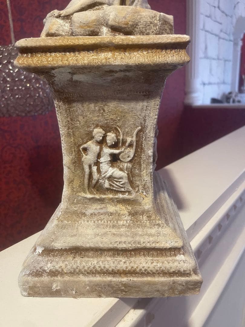 ダビデ像(ミケランジェロ)高さ:60 cm ローマの台座の上の彫像