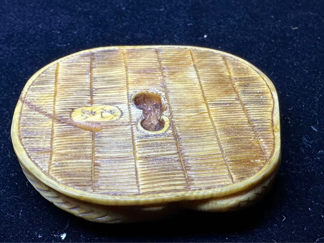 極上　根付　天然素材　魚の彫刻　置物　細密細工　骨董　アンティーク　在銘