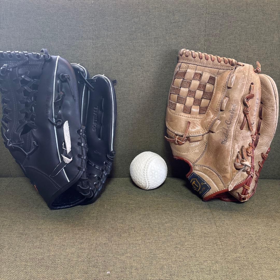 野球グローブ２つ　硬式野球ボール１つ