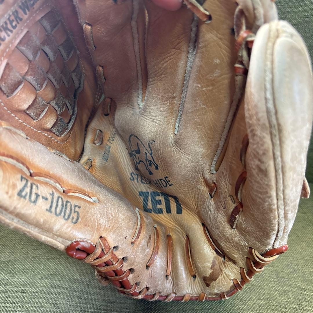 野球グローブ２つ　硬式野球ボール１つ