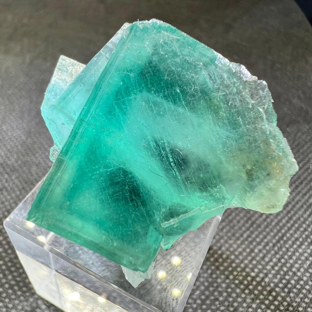 ヤオガンシャン産　「碧色」「ピクルスグリーン」フローライト　ゾーニング