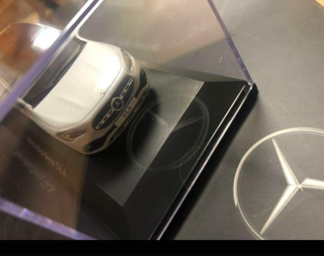メルセデス　ベンツ　GLA 1/43 ミニカー　白　正規品　ディーラー購入