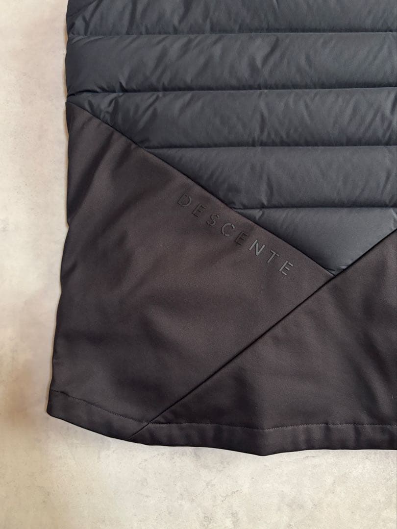 【極美品】デサントゴルフ ブラックダウンベスト・キルティングデザイン　M