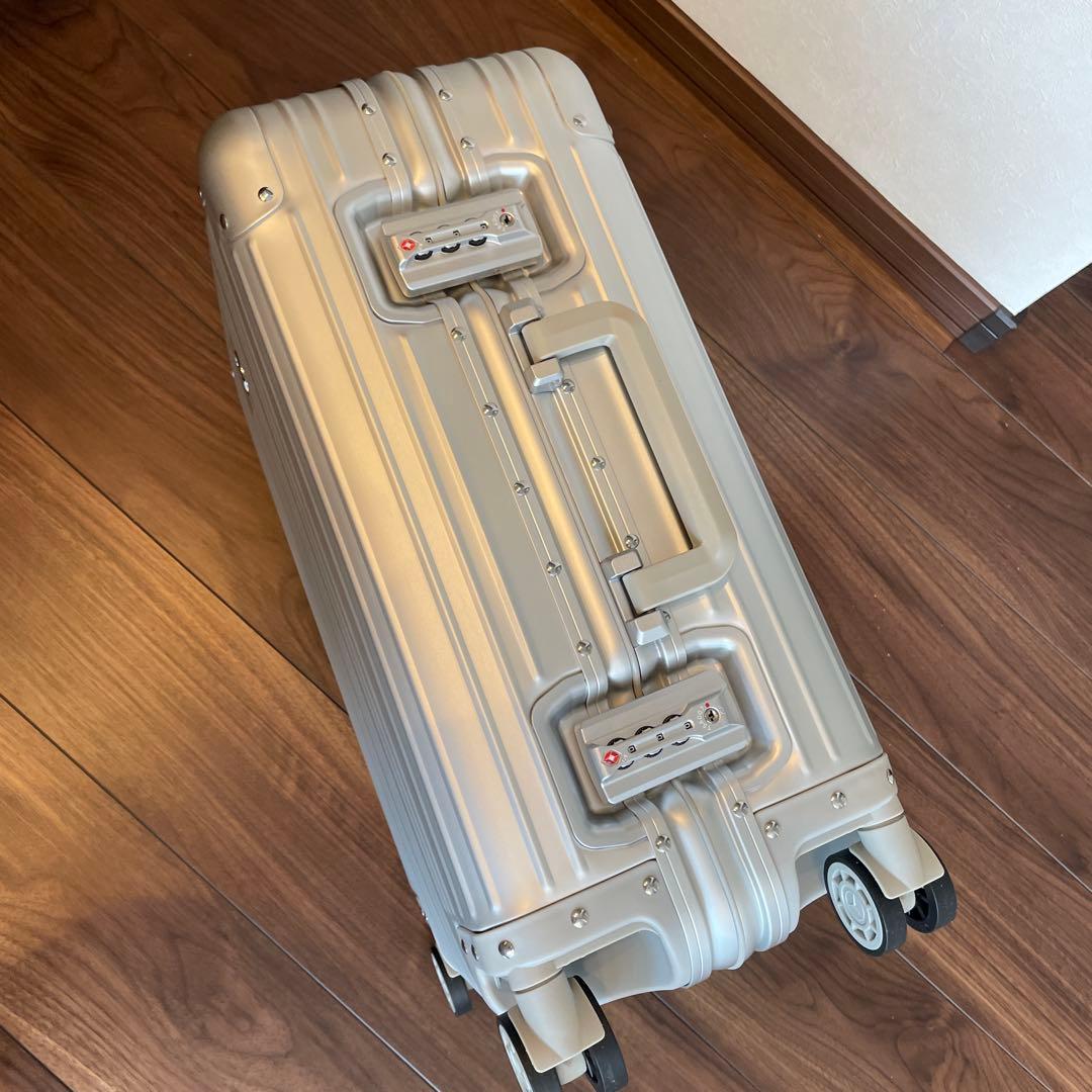 ベンツ⚪︎新品⚪︎シルバーキャリーケース 32リットル　カバー付き