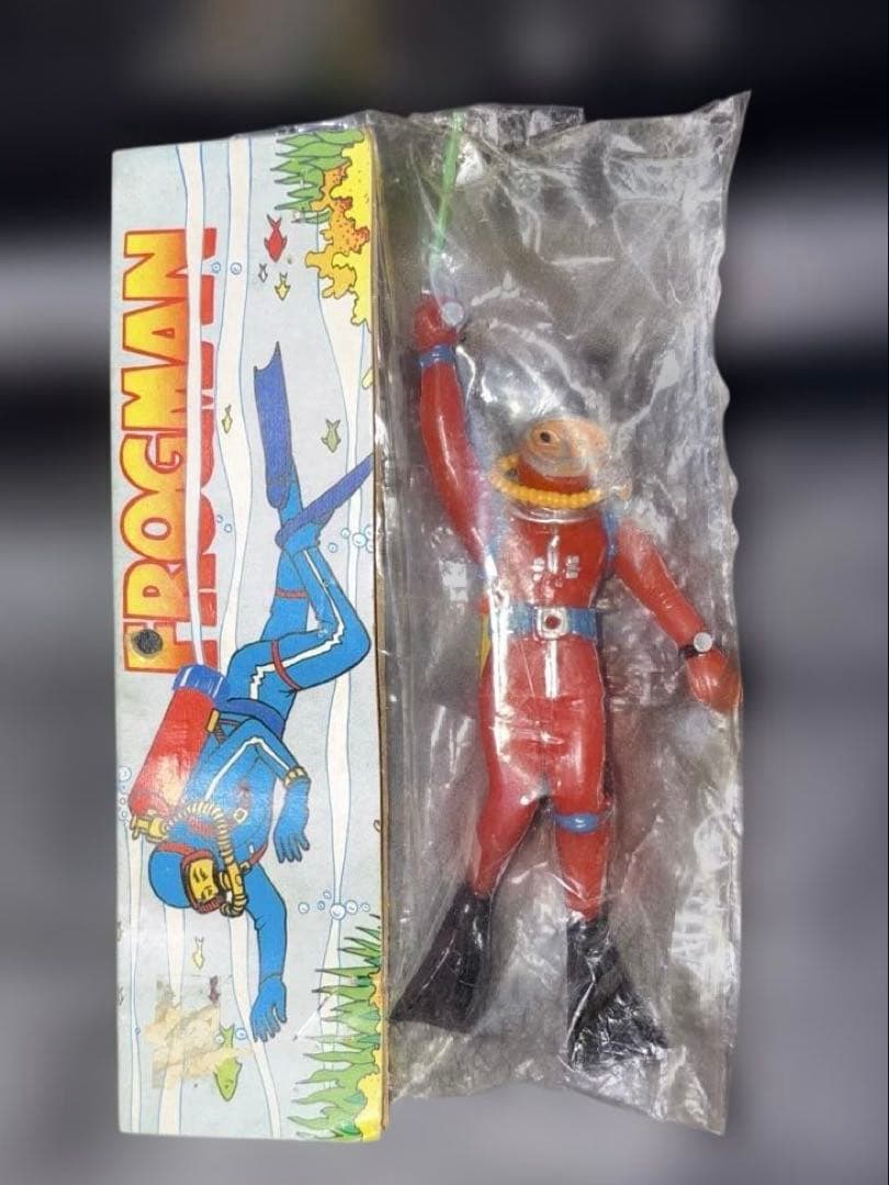 昭和時代に販売された ソフビ「Frogman」の赤いダイバーのフィギュア
