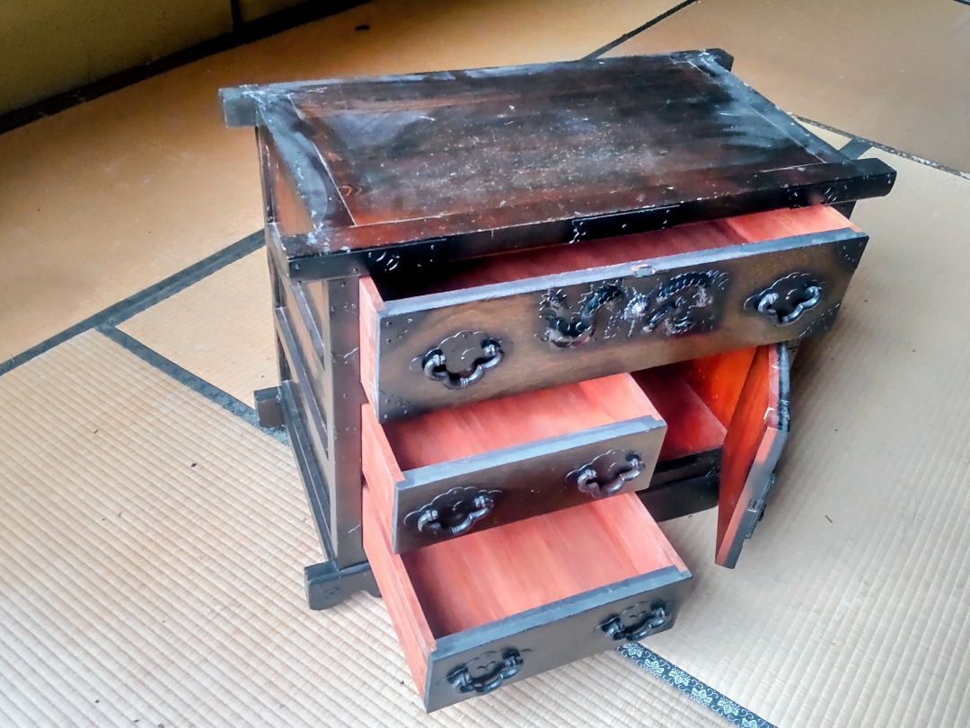 「大切に保管していました」伝統的な日本の木製タンス