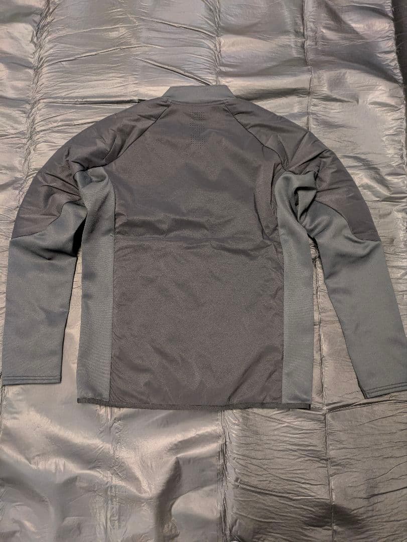 日*1様 DESCENTE ミッドレイヤー