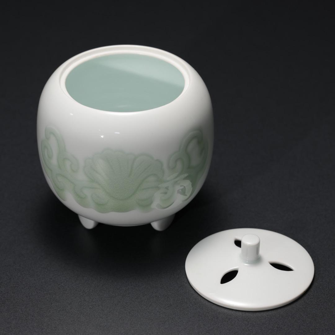 井上萬二作　人間国宝　白磁緑釉彫文香炉　共箱　R1167お12