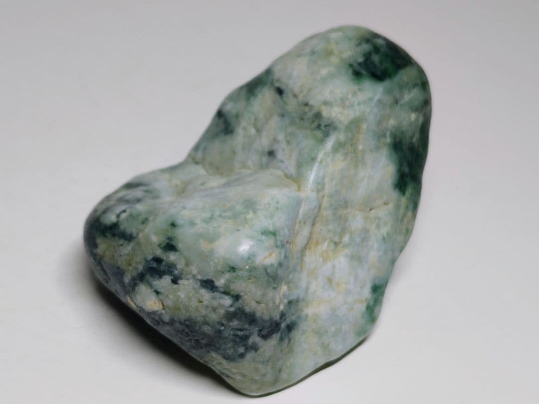 白緑 283g 翡翠 ヒスイ 原石 鑑賞石 自然石 誕生石 鉱物 鉱石 水石