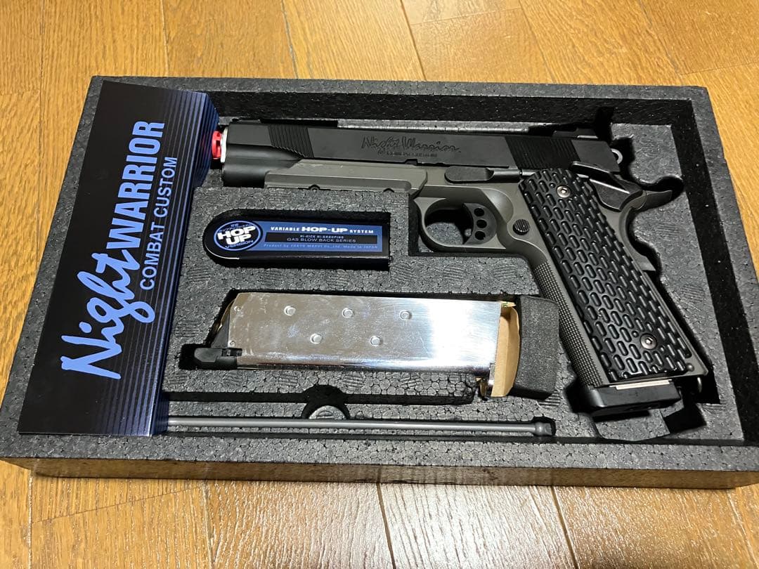 東京マルイ ナイトウォーリア　ガスブローバックガン　予備マガジン付き