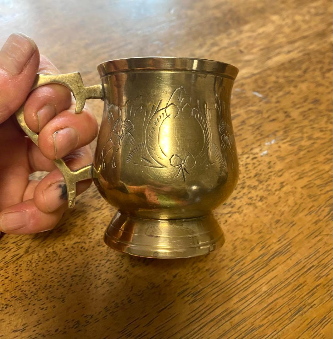 真鍮製花模様カップ英国製相当古い物品です