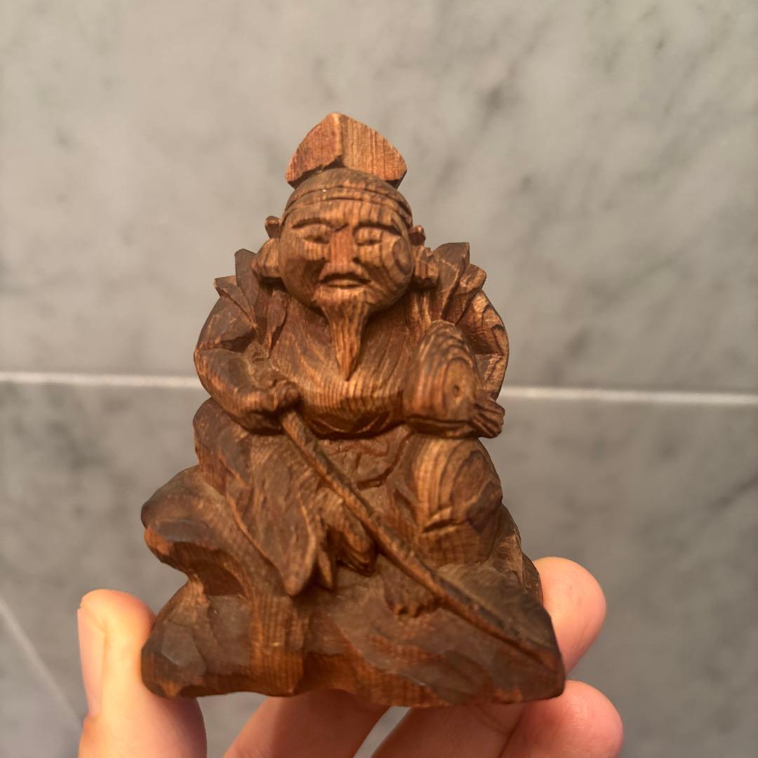 アンティーク明治時代　平和的なお顔で雰囲気のある恵比寿様の一刀彫の彫刻オブジェ