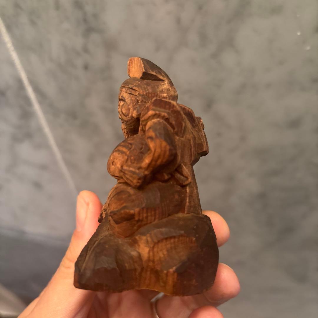 アンティーク明治時代　平和的なお顔で雰囲気のある恵比寿様の一刀彫の彫刻オブジェ