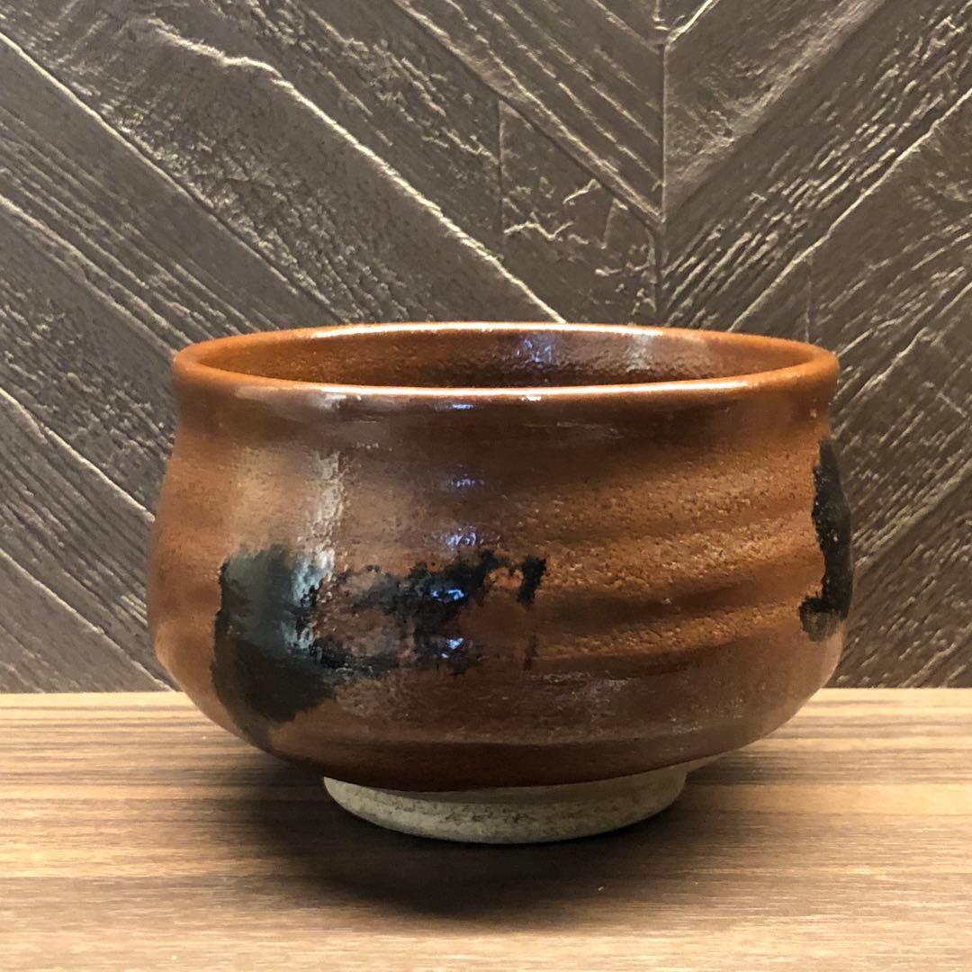 究極の古美術◾️蔵から茶黒のめちゃくちゃ雰囲気のある抹茶茶碗が出て来ました。