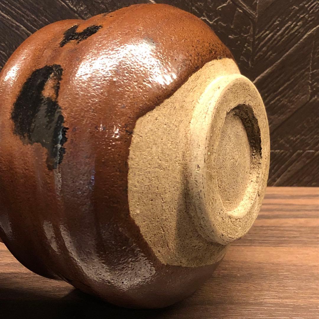 究極の古美術◾️蔵から茶黒のめちゃくちゃ雰囲気のある抹茶茶碗が出て来ました。