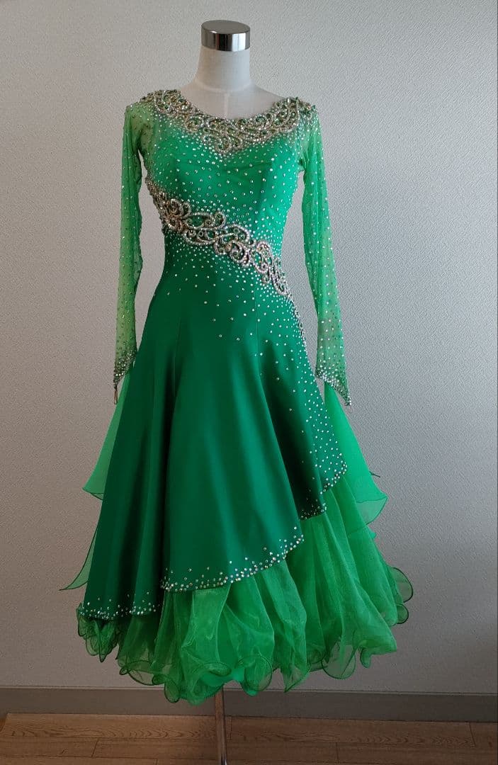 社交ダンス　とてもゴージャスで素敵な緑色のドレス