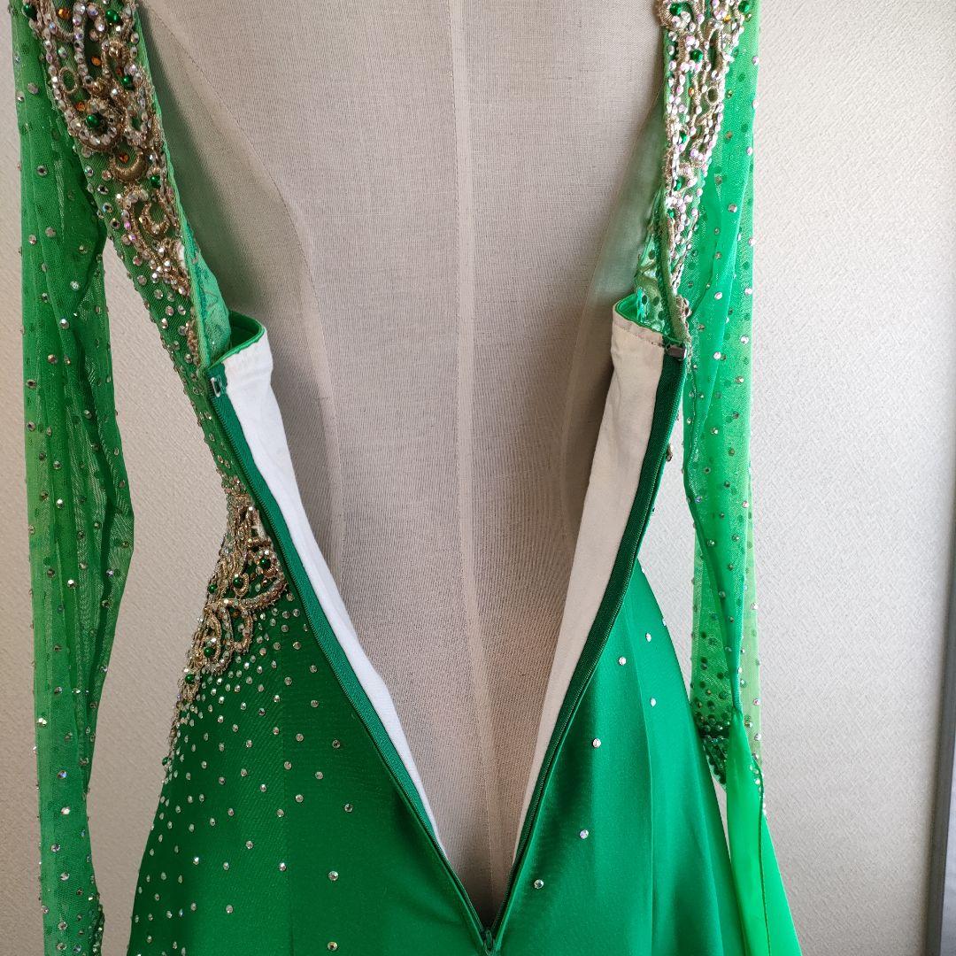 社交ダンス　とてもゴージャスで素敵な緑色のドレス