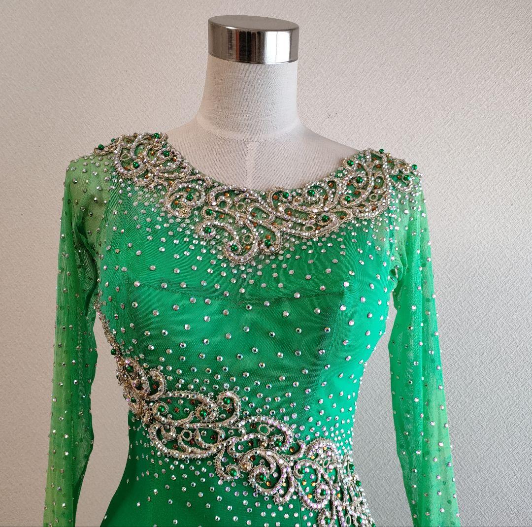 社交ダンス　とてもゴージャスで素敵な緑色のドレス