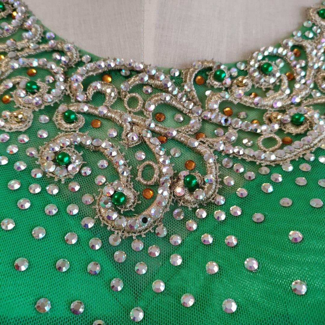 社交ダンス　とてもゴージャスで素敵な緑色のドレス