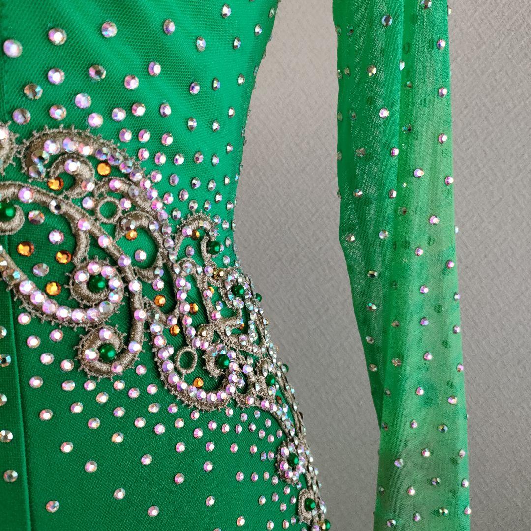 社交ダンス　とてもゴージャスで素敵な緑色のドレス