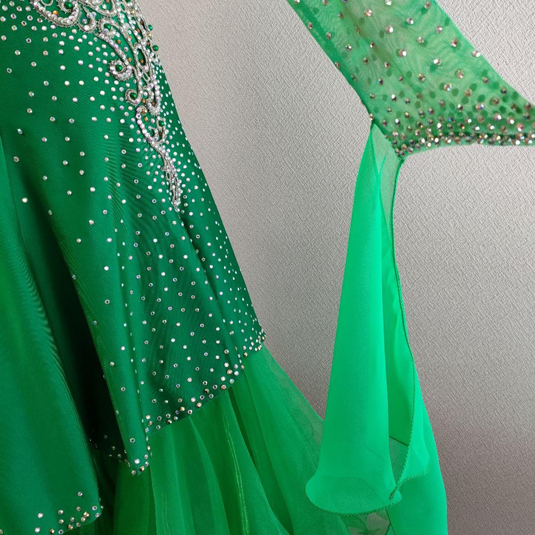 社交ダンス　とてもゴージャスで素敵な緑色のドレス