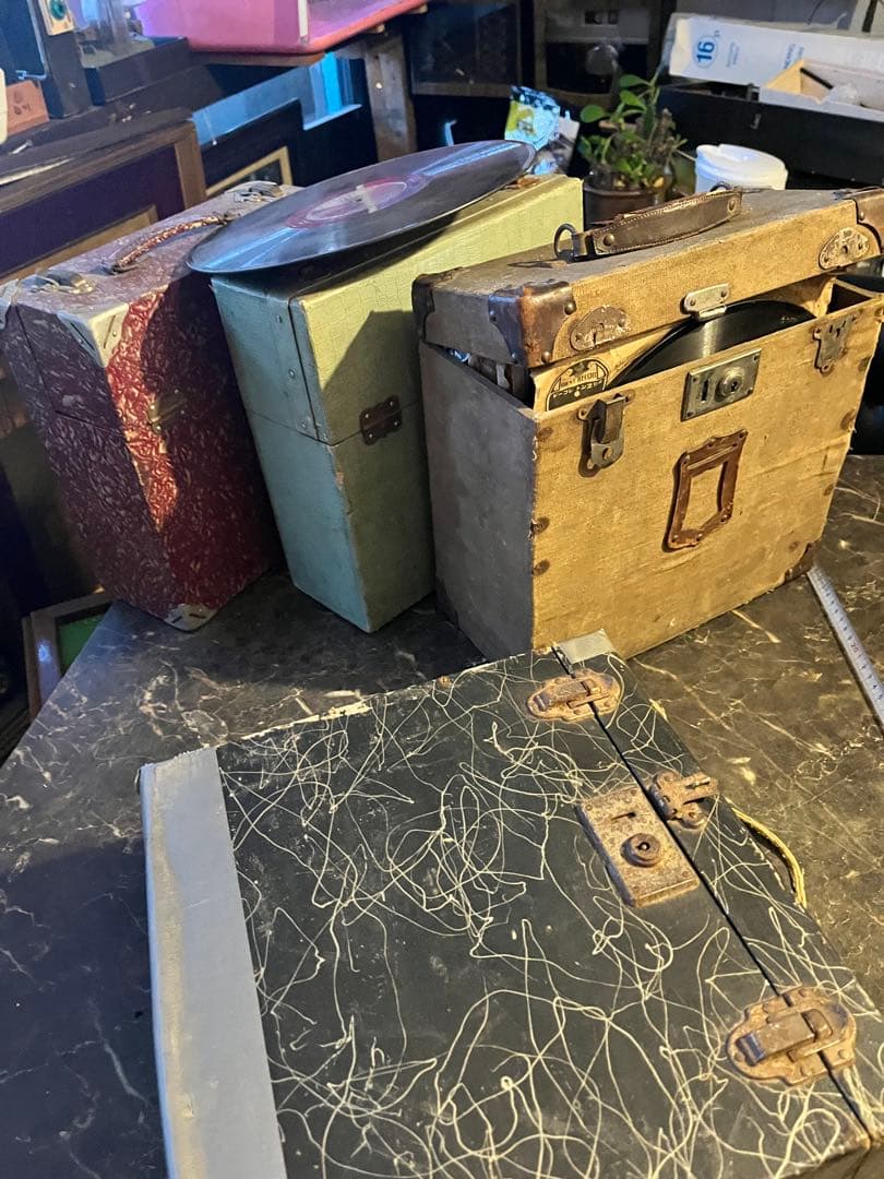 SPレコードが75枚、収納ケースに入ってます 収納ケース付き 歌謡曲、軍歌、浪曲